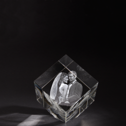 Gravure 3D d'un Cube en verre Viamant - Piko chez