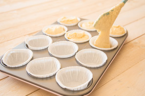 Remplir les moules cupcakes