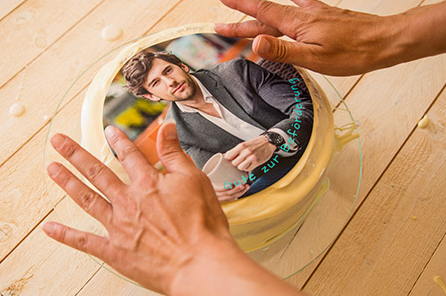 Gâteau de fête au chocolat blanc avec photo personnalisée 