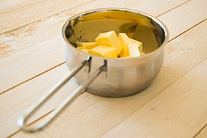 Fonte du beurre et du chocolat blanc au bain marie